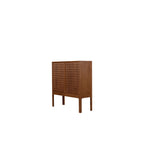 Armario de madera con 2 puertas de mimbre y laterales en tono natural.