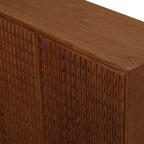 Frente de armario de madera con textura de mimbre y tiras talladas.