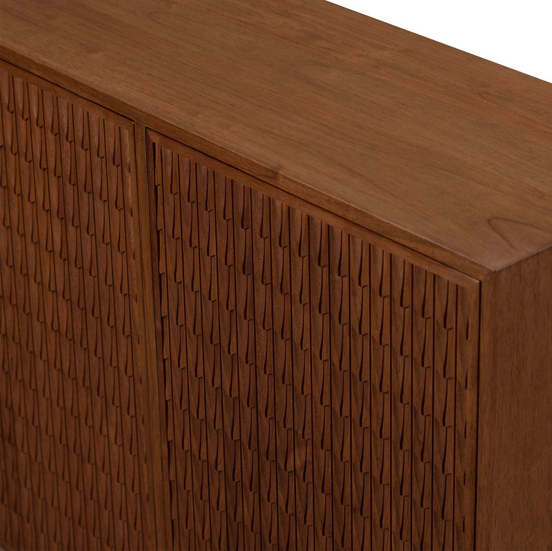 Frente de armario de madera con textura de mimbre y tiras talladas.