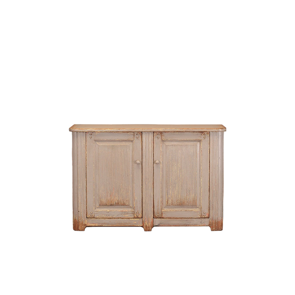 Aparador de madera gris con 2 puertas y acabado envejecido, vista frontal