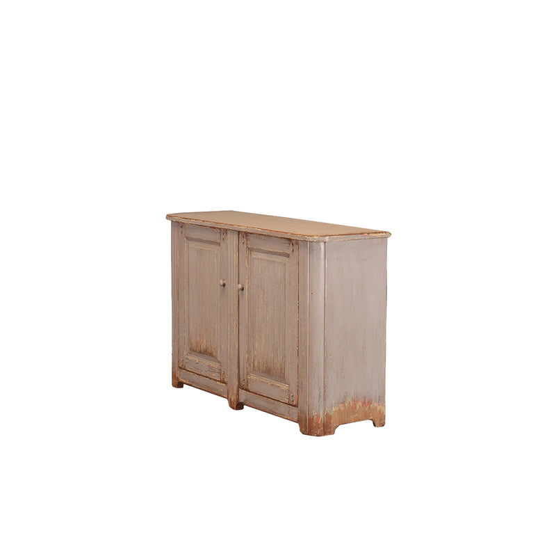 Aparador de madera gris con 2 puertas, paneles y bordes desgastados