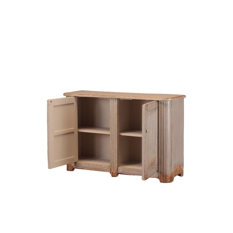 Aparador de madera gris con 2 puertas abiertas y estantes interiores