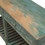 Consola de madera azul decapada: detalle del sobre con acabado envejecido y marcas de pintura.