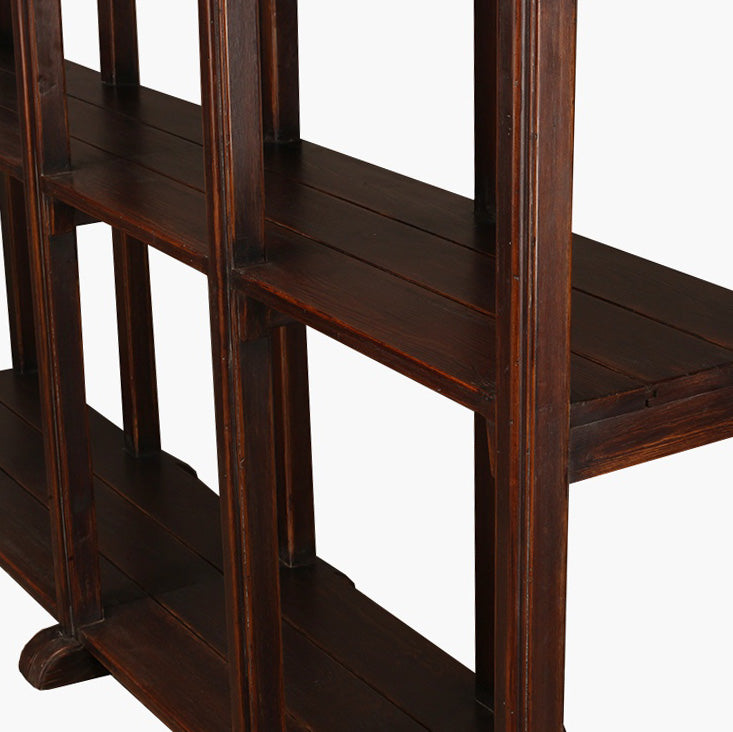 Librería de madera abierta: detalle de postes y estantes con acabado oscuro