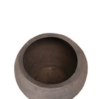 Macetero Heritage con interior oscuro y borde ancho circular, acabado texturizado.