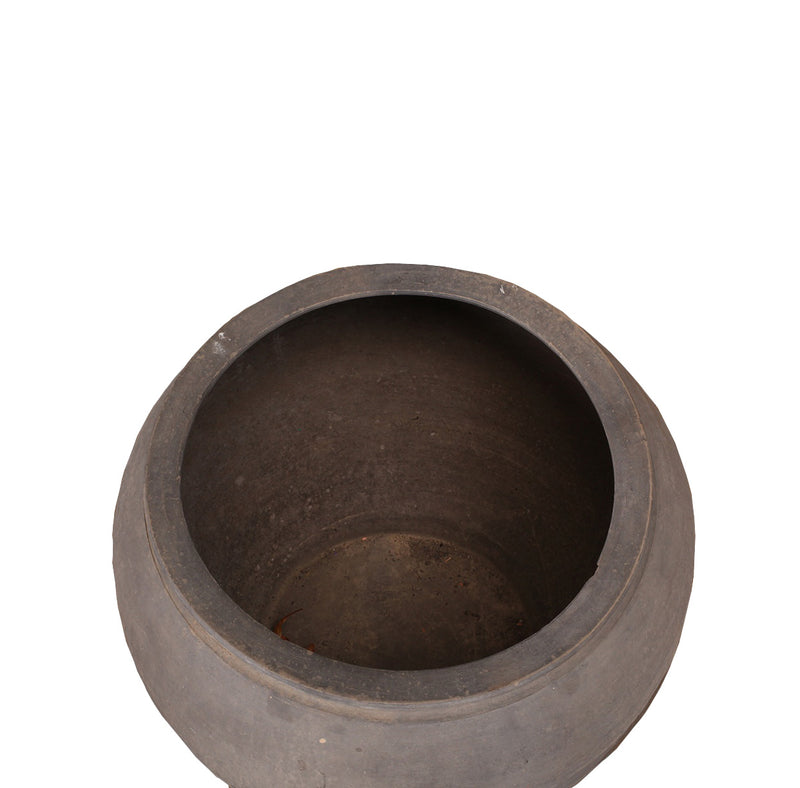 Macetero Heritage con interior oscuro y borde ancho circular, acabado texturizado.