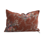Cojín de lino con estampado floral en tonos arcilla, azul y rosa, de 40 × 60 cm