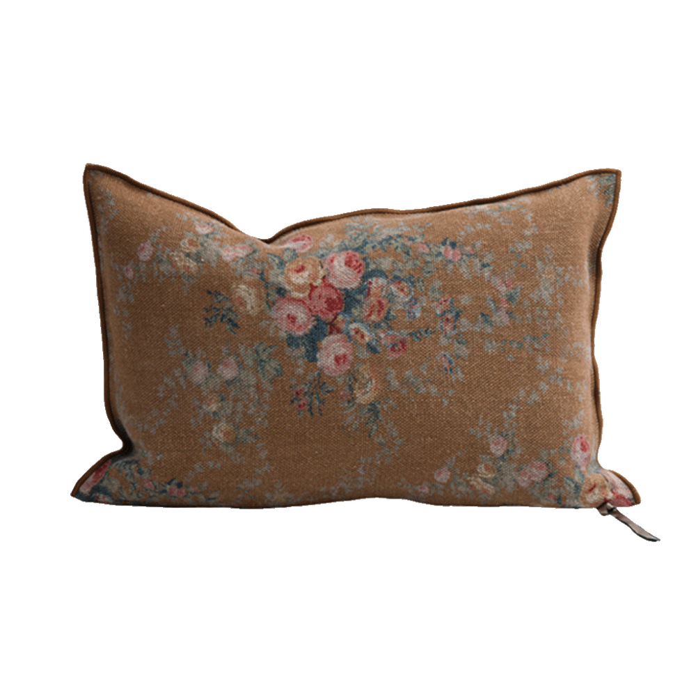 Cojín de lino marrón con estampado floral y ribete oscuro, formato rectangular 40 × 60 cm