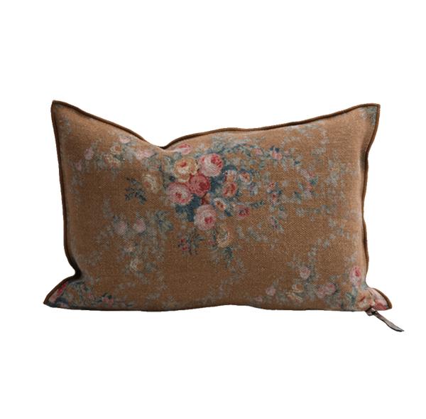 Cojín de lino marrón con estampado floral y ribete oscuro, formato rectangular 40 × 60 cm