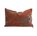 Cojín de lino terracota con estampado floral, formato rectangular de 40 × 60 cm
