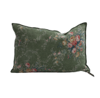 Cojín de lino verde con estampado floral de rosas y bordes oscuros