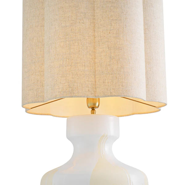 Pantalla de lino beige con aro dorado y base cerámica blanca de la lámpara