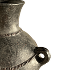 Detalle de la vasija de cerámica Oromo oscura: asa trenzada y collar decorativo