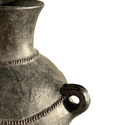 Detalle de la vasija de cerámica Oromo oscura: asa trenzada y collar decorativo