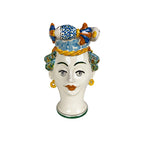 Jarrón de cerámica con cabeza de mujer siciliana pintada, tonos azules y dorados.