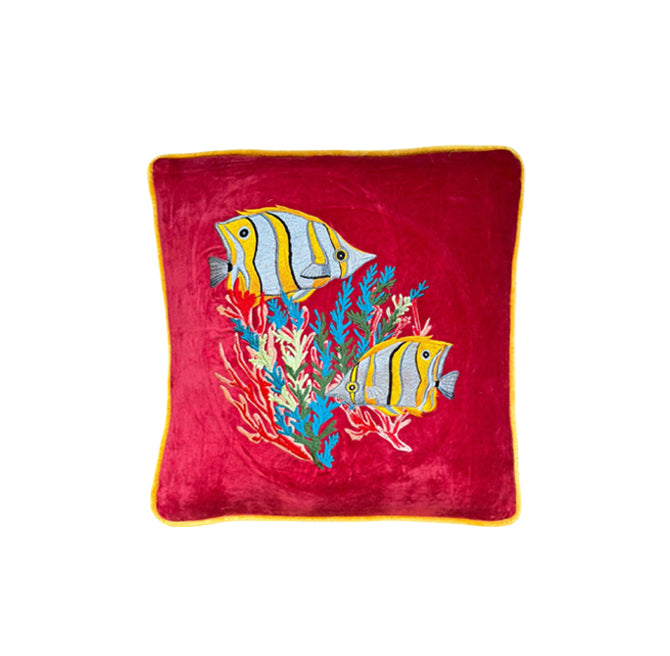 Cojín cuadrado de terciopelo rojo con peces apliques y corales multicolor