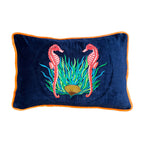 Cojín rectangular de terciopelo azul marino con borde naranja y bordado de caballitos de mar