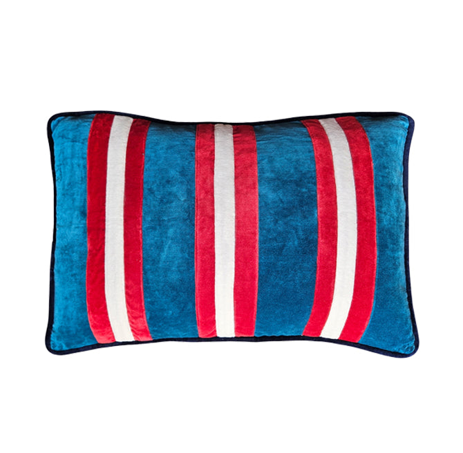 Cojín rectangular de terciopelo azul con rayas verticales rojas y blancas