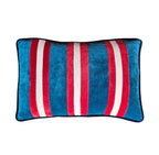 Cojín rectangular de terciopelo azul con rayas verticales rojas y blancas