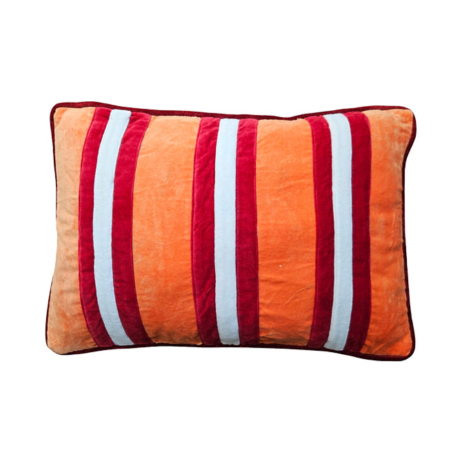 Cojín rectangular de terciopelo con rayas naranjas, rojas y blancas