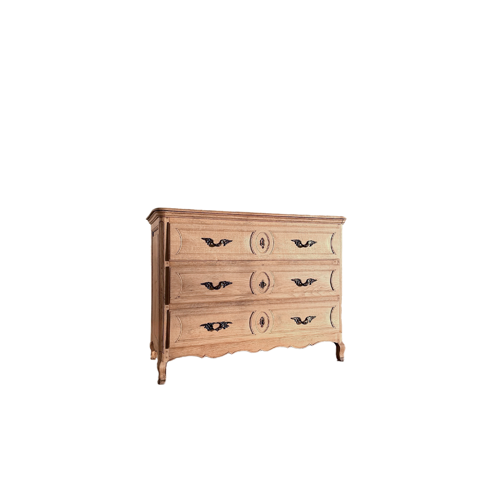 Cómoda francesa de roble con 3 cajones y tiradores negros decorativos
