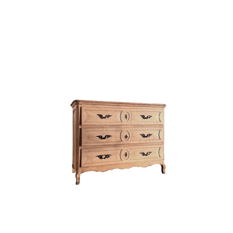 Cómoda francesa de roble con 3 cajones y tiradores negros decorativos