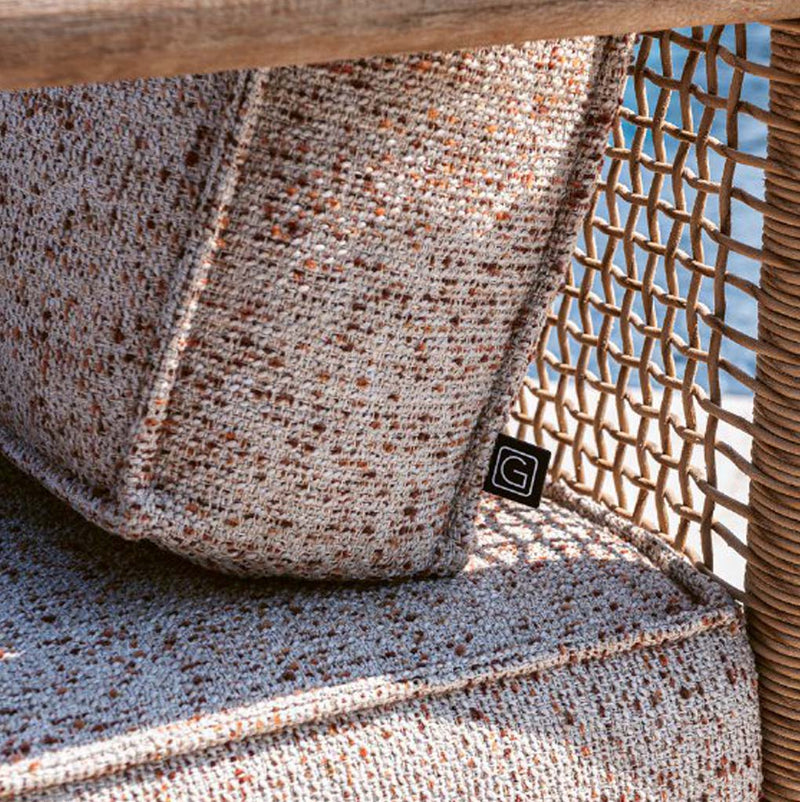Asiento de sofá tapizado con tejido jaspeado y costuras visibles