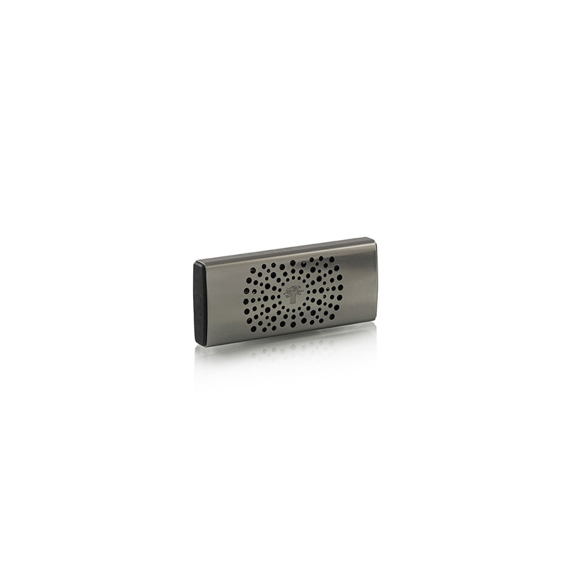 Difusor de coche metálico plateado con patrón de perforaciones y emblema