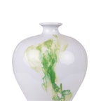 Jarrón de porcelana blanco con acuarela verde en cuerpo redondeado y cuello ancho
