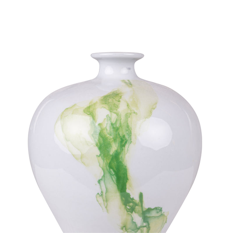 Jarrón de porcelana blanco con acuarela verde en cuerpo redondeado y cuello ancho