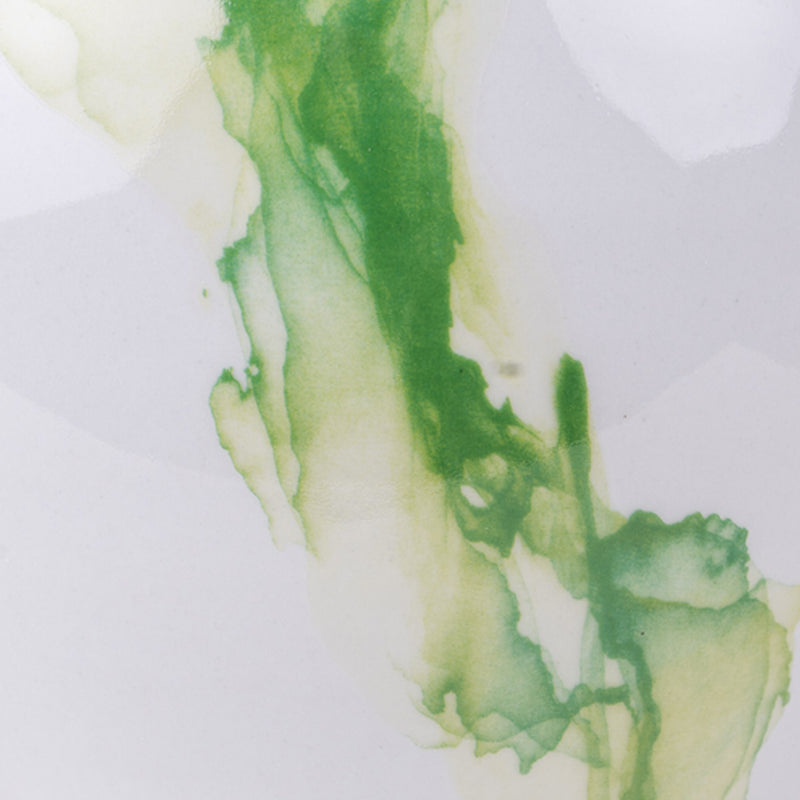 Detalle del jarrón de porcelana con acuarela verde estilo manchas traslúcidas