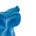 Jarrón de cerámica con forma de búho azul, detalle del rostro y obertura superior