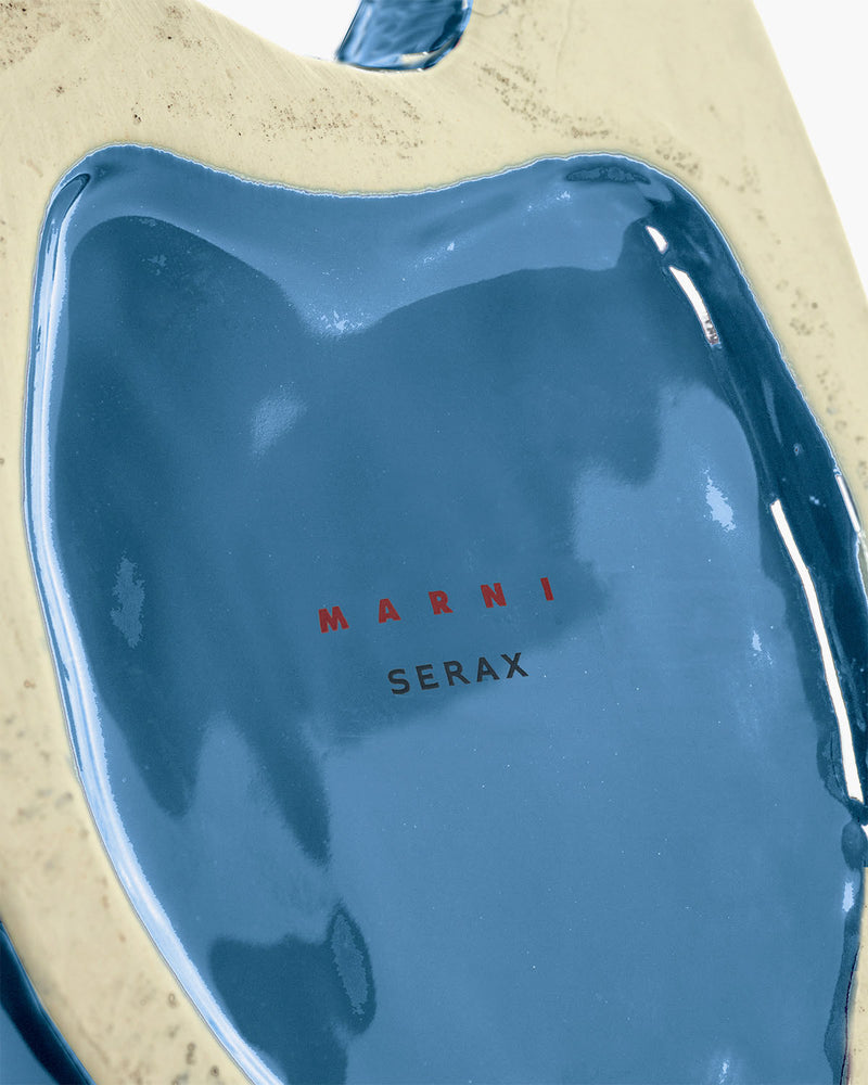 Interior del jarrón de cerámica azul con inscripción “MARANI” y “SERAX”