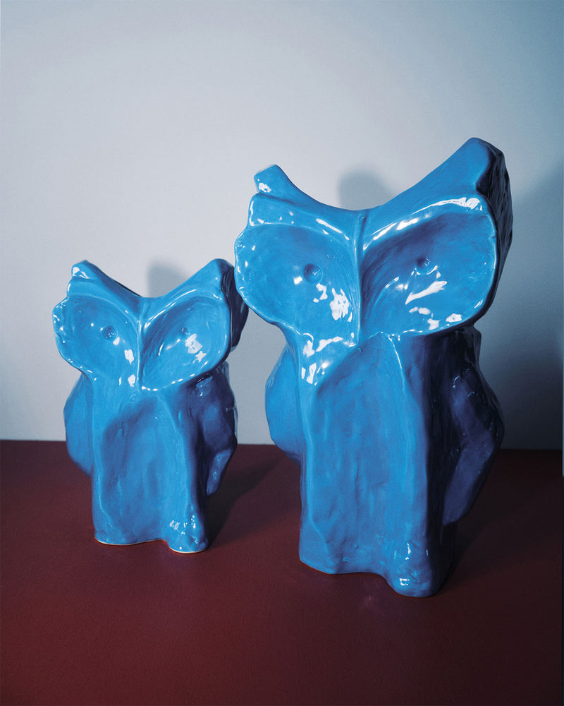Pareja de jarrones de cerámica con forma de búho azul, acabado brillante.