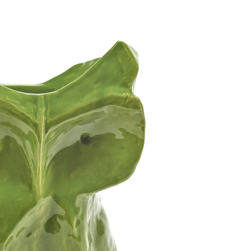 Jarrón de cerámica con búho verde, detalle de la cara y textura esmaltada