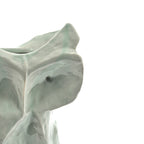 Jarrón de cerámica con forma de búho, gris claro, detalle de la cara