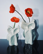 Jarrones de cerámica con forma de búho, gris claro, con flores rojas