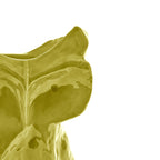 Jarrón de cerámica búho amarillo, detalle del relieve de alas y cuerpo.