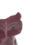 Jarrón de cerámica con forma de búho, detalle del rostro, color berenjena