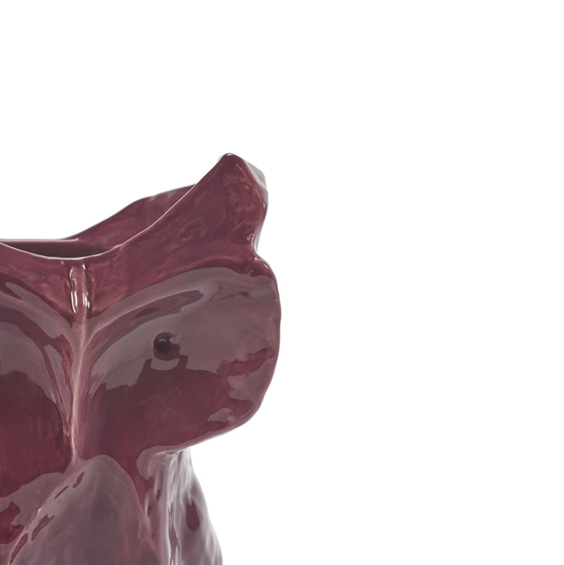 Jarrón de cerámica con forma de búho, detalle del rostro, color berenjena