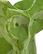 Jarrón de cerámica con forma de búho verde, detalle del ojo y contorno