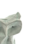 Jarrón de cerámica con forma de búho gris, detalle de la cara