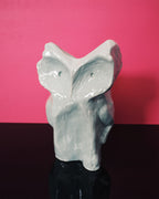 Jarrón de cerámica con forma de búho gris, acabado brillante