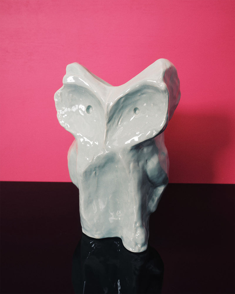 Jarrón de cerámica con forma de búho gris, acabado brillante
