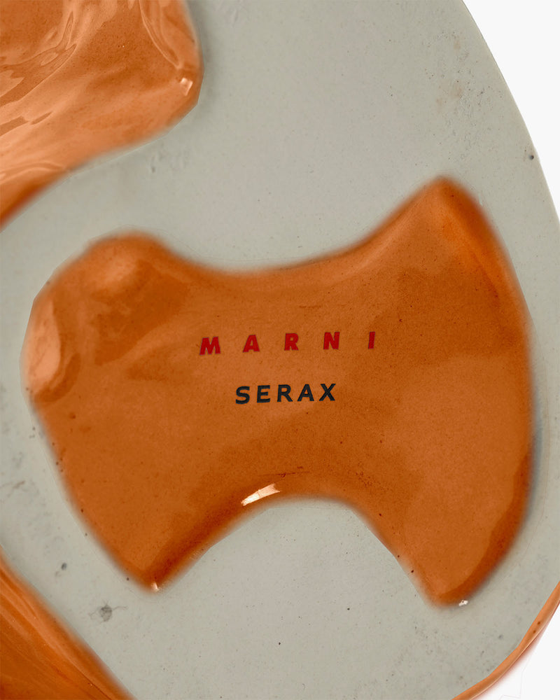 Jarrón de cerámica búho naranja con texto 'SERAX' en la base