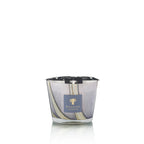 Vela en vaso de vidrio con vetas grises y etiqueta azul Baobab Collection