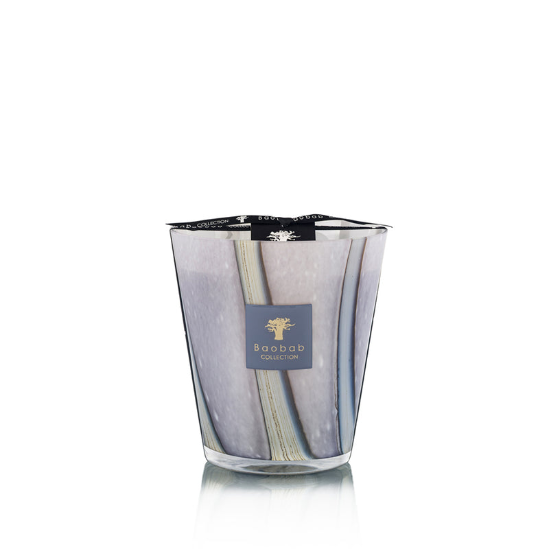 Vela en vaso de vidrio con vetas grises y borde superior, etiqueta azul Baobab Collection