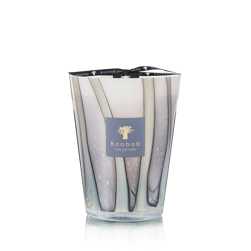 Vela en vaso de vidrio con vetas verticales grises y etiqueta azul Baobab Collection