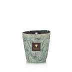 Vela Baobab en frasco cerámico azul turquesa con relieve, vista lateral y etiqueta dorada