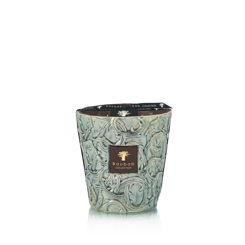 Vela Baobab en frasco cerámico azul turquesa con relieve, vista lateral y etiqueta dorada
